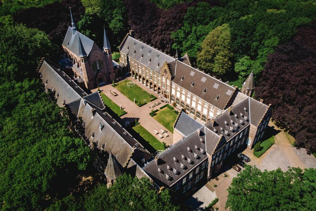 Luchtfoto hotel Bovendonk (oud klooster met binnenplaats)